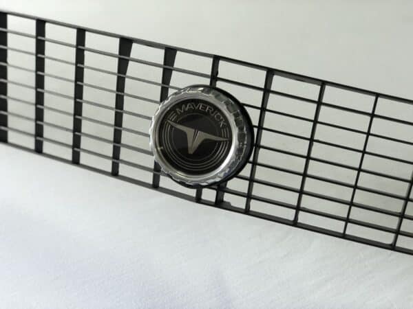 Emblema Billet Grade Ford Maverick GT Red - Image 2