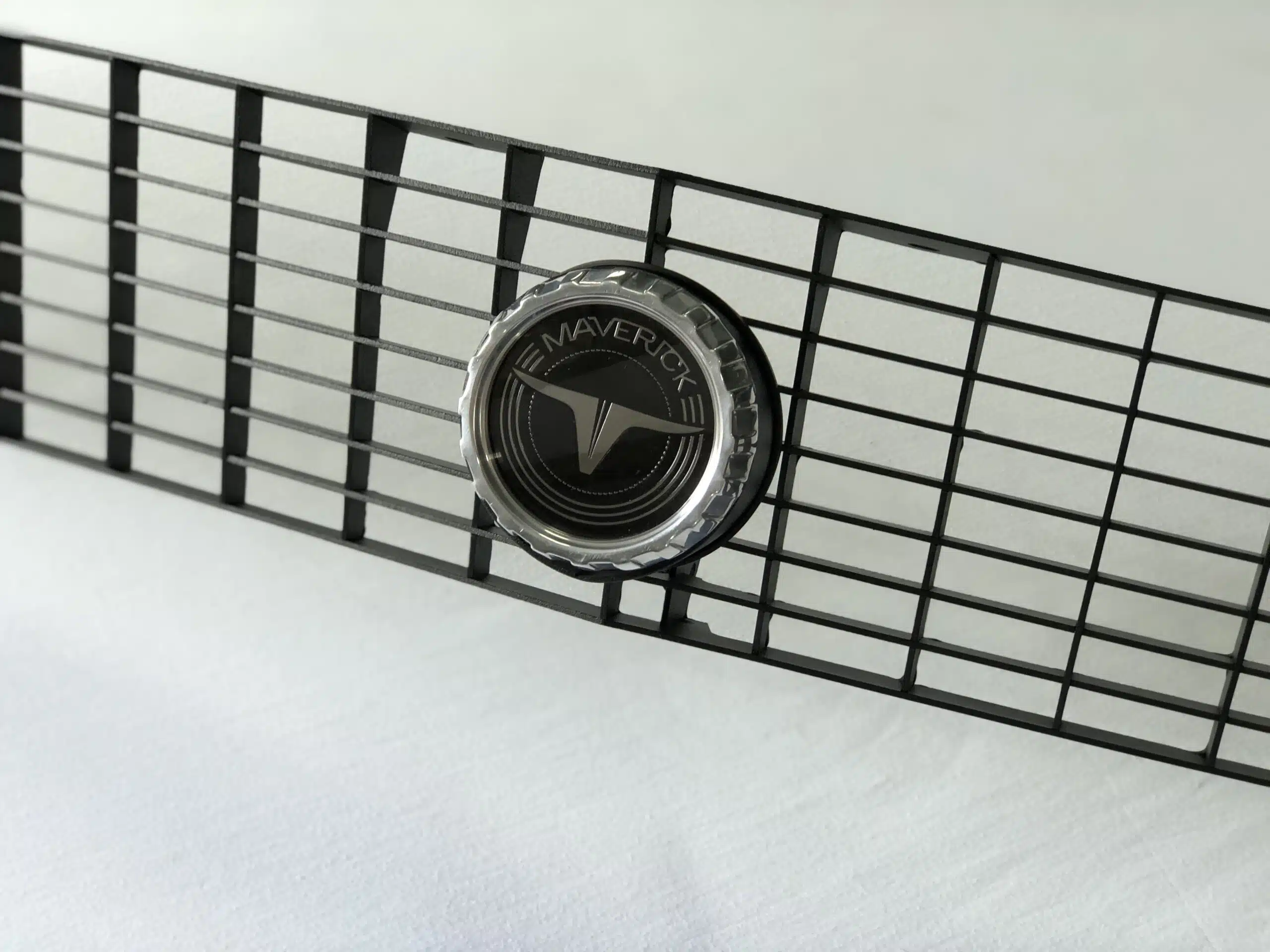 Emblema Grade Ford Maverick Grabber Black - Imagem 2