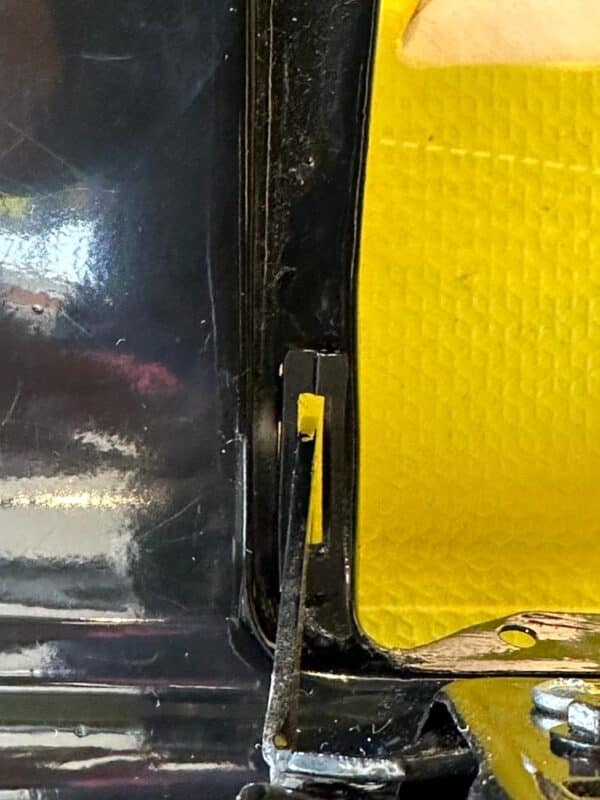 Acabamento Dobradiça Porta Luvas Painel Ford Maverick - Image 2